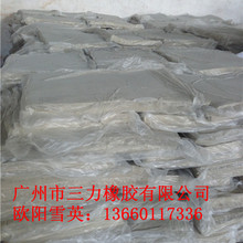 开车千万别穿洞洞鞋!有人因为油门被卡住导致事故发生